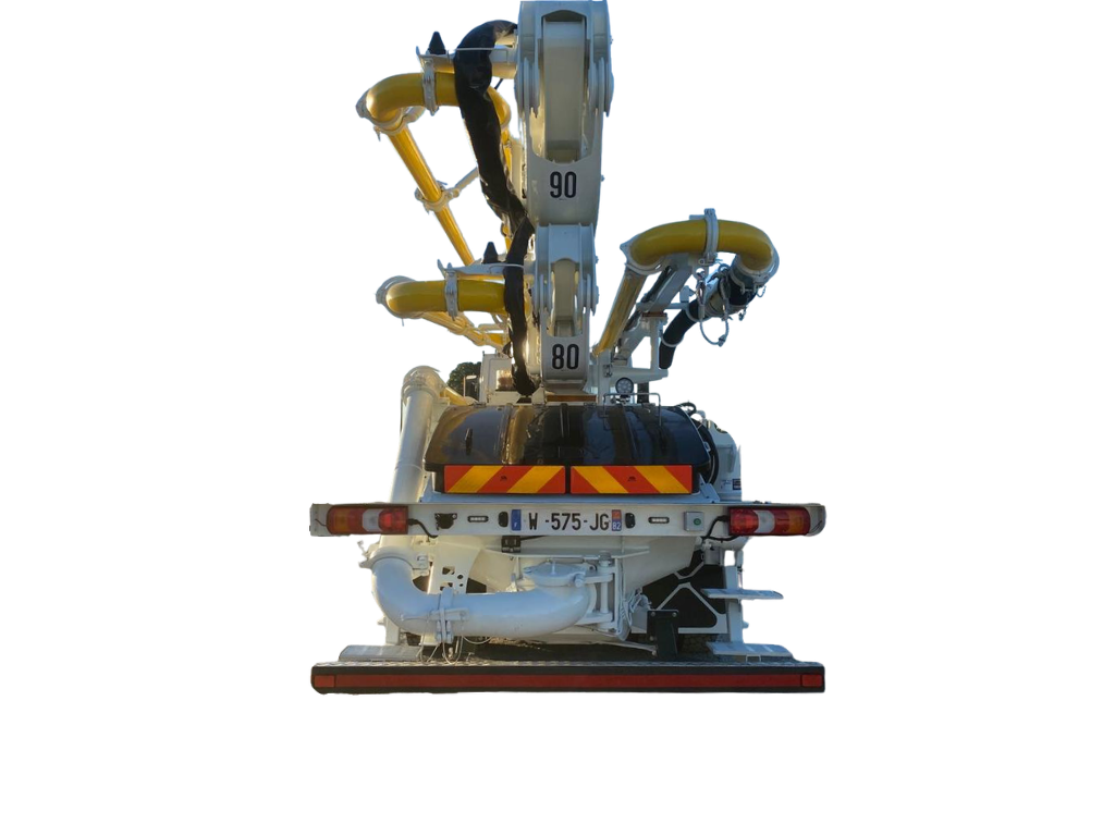 Arrière d’une pompe à béton automotrice